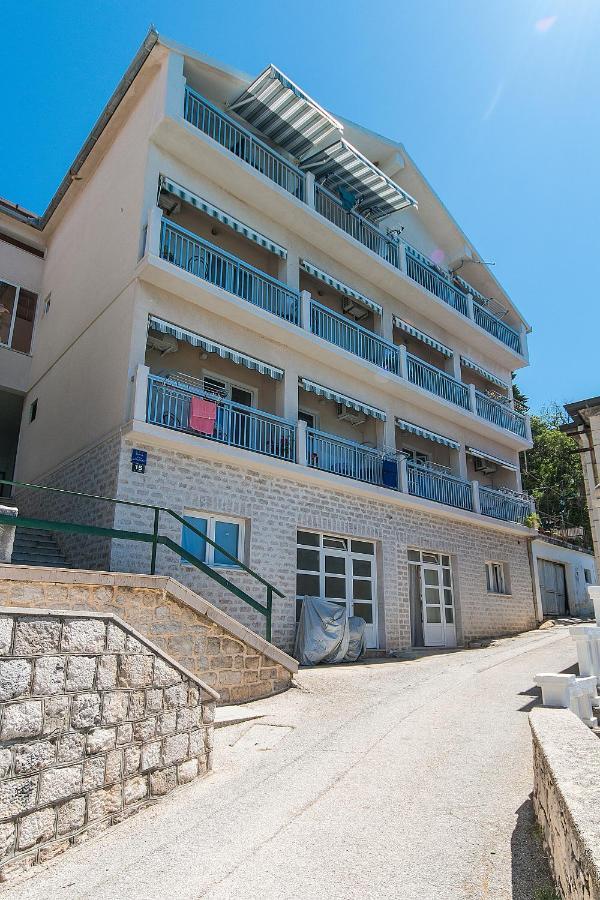 Apartments By The Sea Brist, Makarska - 15714 بوداكا المظهر الخارجي الصورة